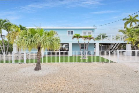 House in Big Pine Key, Florida 4 bedrooms, 89.19 sq.m. № 2256533