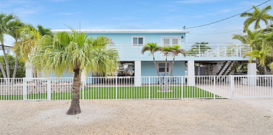House in Big Pine Key, Florida 4 bedrooms, 89.19 sq.m. № 2256533