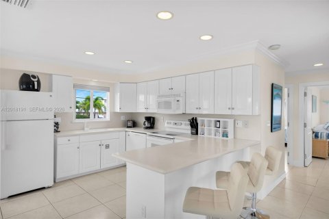 House in Big Pine Key, Florida 4 bedrooms, 89.19 sq.m. № 2256533 - photo 9
