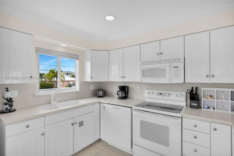 House in Big Pine Key, Florida 4 bedrooms, 89.19 sq.m. № 2256533 - photo 7