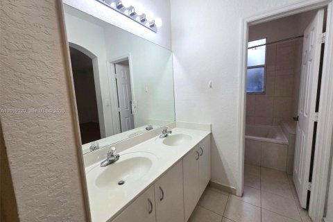 Townhouse in Doral, Florida 3 bedrooms, 156.35 sq.m. № 2397627 - photo 24
