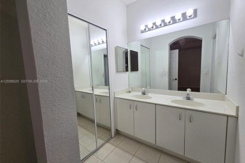 Townhouse in Doral, Florida 3 bedrooms, 156.35 sq.m. № 2397627 - photo 23