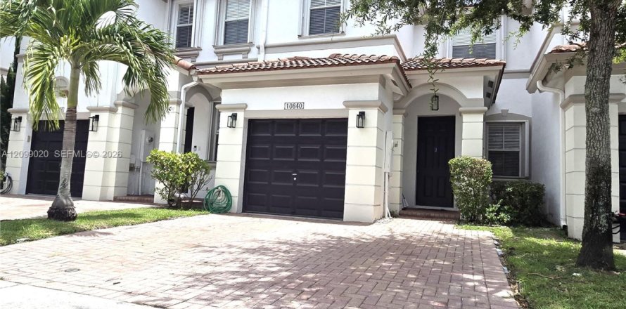 Townhouse in Doral, Florida 3 bedrooms, 156.35 sq.m. № 2397627