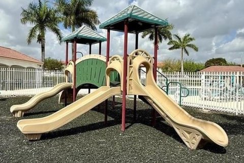 Townhouse in Doral, Florida 3 bedrooms, 156.35 sq.m. № 2397627 - photo 11