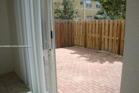 Townhouse in Doral, Florida 3 bedrooms, 156.35 sq.m. № 2397627 - photo 2