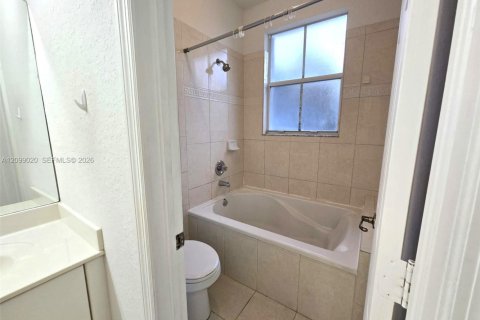 Townhouse in Doral, Florida 3 bedrooms, 156.35 sq.m. № 2397627 - photo 25