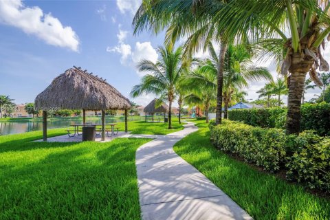 Townhouse in Doral, Florida 3 bedrooms, 156.35 sq.m. № 2397627 - photo 6