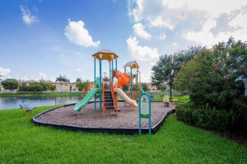Townhouse in Doral, Florida 3 bedrooms, 156.35 sq.m. № 2397627 - photo 5
