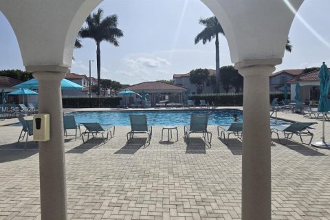 Townhouse in Doral, Florida 3 bedrooms, 156.35 sq.m. № 2397627 - photo 10