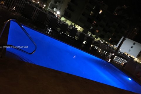 Condominio en venta en North Miami Beach, Florida, 1 dormitorio, 76.74 m2 № 1860498 - foto 12