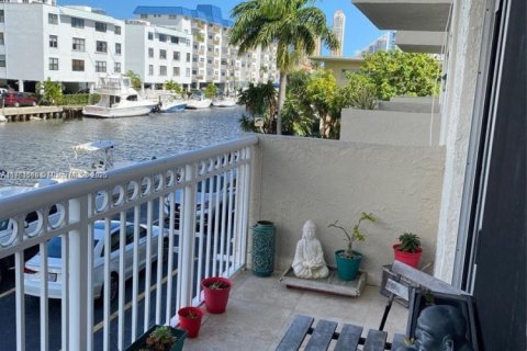 Condominio en venta en North Miami Beach, Florida, 1 dormitorio, 76.74 m2 № 1860498 - foto 11