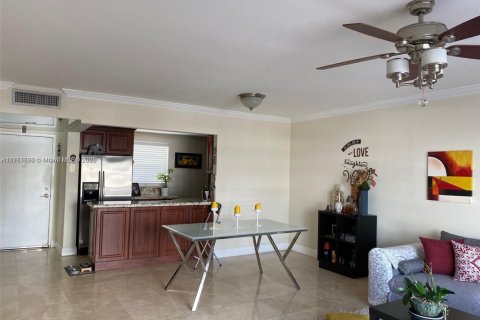 Condominio en venta en North Miami Beach, Florida, 1 dormitorio, 76.74 m2 № 1860498 - foto 10