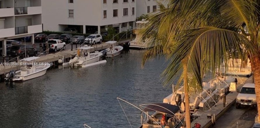 Condominio en North Miami Beach, Florida, 1 dormitorio  № 1860498