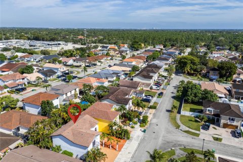 Casa en venta en Miami, Florida, 4 dormitorios, 205.69 m2 № 1968462 - foto 1