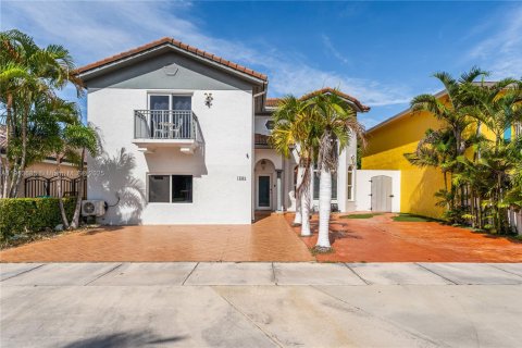 Casa en venta en Miami, Florida, 4 dormitorios, 205.69 m2 № 1968462 - foto 4