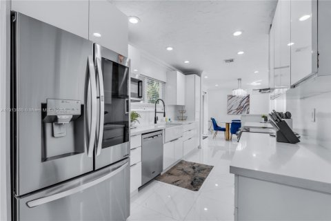 Casa en venta en Miami, Florida, 4 dormitorios, 205.69 m2 № 1968462 - foto 8