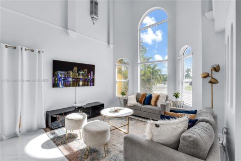 Casa en venta en Miami, Florida, 4 dormitorios, 205.69 m2 № 1968462 - foto 11