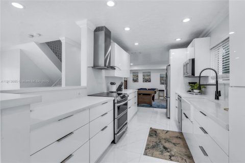 Casa en venta en Miami, Florida, 4 dormitorios, 205.69 m2 № 1968462 - foto 6
