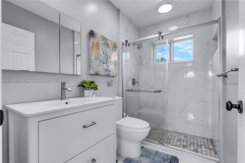Casa en venta en Miami, Florida, 4 dormitorios, 205.69 m2 № 1968462 - foto 23