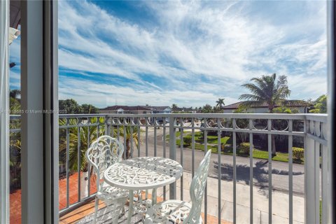 Casa en venta en Miami, Florida, 4 dormitorios, 205.69 m2 № 1968462 - foto 22