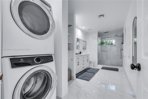 Casa en venta en Miami, Florida, 4 dormitorios, 205.69 m2 № 1968462 - foto 18