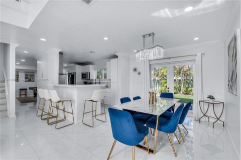 Casa en venta en Miami, Florida, 4 dormitorios, 205.69 m2 № 1968462 - foto 13