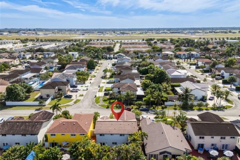 Casa en venta en Miami, Florida, 4 dormitorios, 205.69 m2 № 1968462 - foto 2