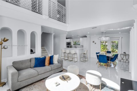 Casa en venta en Miami, Florida, 4 dormitorios, 205.69 m2 № 1968462 - foto 10