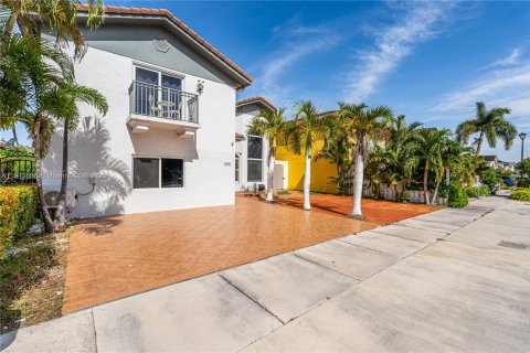 Casa en venta en Miami, Florida, 4 dormitorios, 205.69 m2 № 1968462 - foto 5