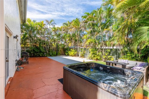 Casa en venta en Miami, Florida, 4 dormitorios, 205.69 m2 № 1968462 - foto 25