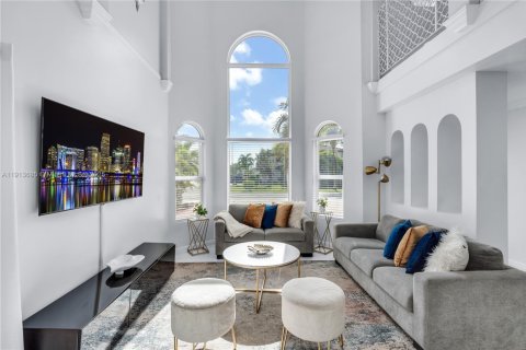 Casa en venta en Miami, Florida, 4 dormitorios, 205.69 m2 № 1968462 - foto 9