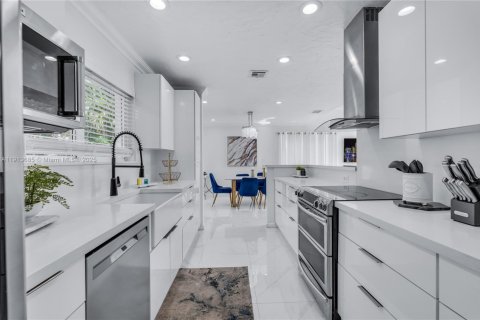 Casa en venta en Miami, Florida, 4 dormitorios, 205.69 m2 № 1968462 - foto 7