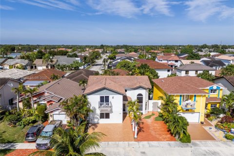 Casa en venta en Miami, Florida, 4 dormitorios, 205.69 m2 № 1968462 - foto 3
