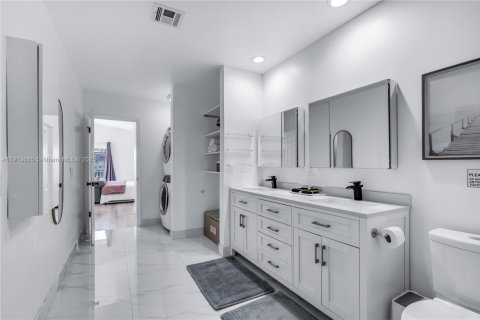 Casa en venta en Miami, Florida, 4 dormitorios, 205.69 m2 № 1968462 - foto 19