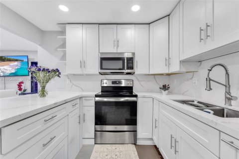 Copropriété à vendre à Miami, Floride: 4 chambres, 147.16 m2 № 2153373 - photo 15