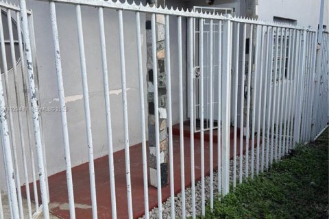 House in Miami, Florida 2 bedrooms, 73.39 sq.m. № 1986494 - photo 3