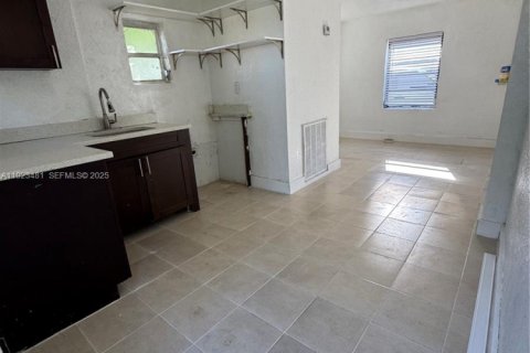 House in Miami, Florida 2 bedrooms, 73.39 sq.m. № 1986494 - photo 10