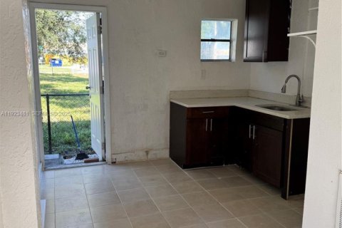 House in Miami, Florida 2 bedrooms, 73.39 sq.m. № 1986494 - photo 9