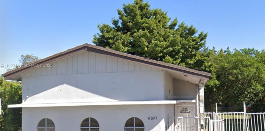 House in Miami, Florida 2 bedrooms, 73.39 sq.m. № 1986494