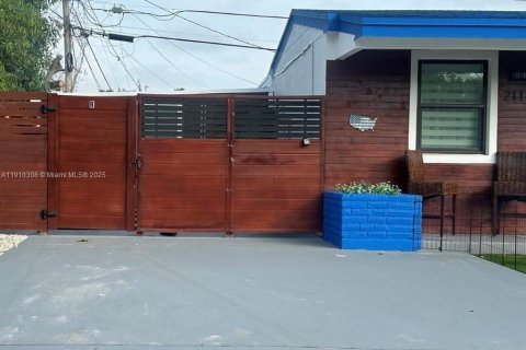 Снять в аренду виллу или дом в Майами-Гарденс, Флорида 2 спальни, 73.02м2, № 1966078 - фото 1