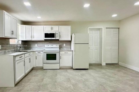 Снять в аренду виллу или дом в Майами-Гарденс, Флорида 2 спальни, 73.02м2, № 1966078 - фото 6