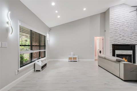 Casa en venta en Apopka, Florida, 4 dormitorios, 229.65 m2 № 2223444 - foto 7