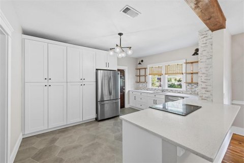 Immobilier commercial à vendre à Tampa, Floride: 28 chambres, 252.04 m2 № 2199858 - photo 8
