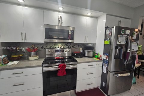 Condominio en Pembroke Pines, Florida, 2 dormitorios  № 2029417