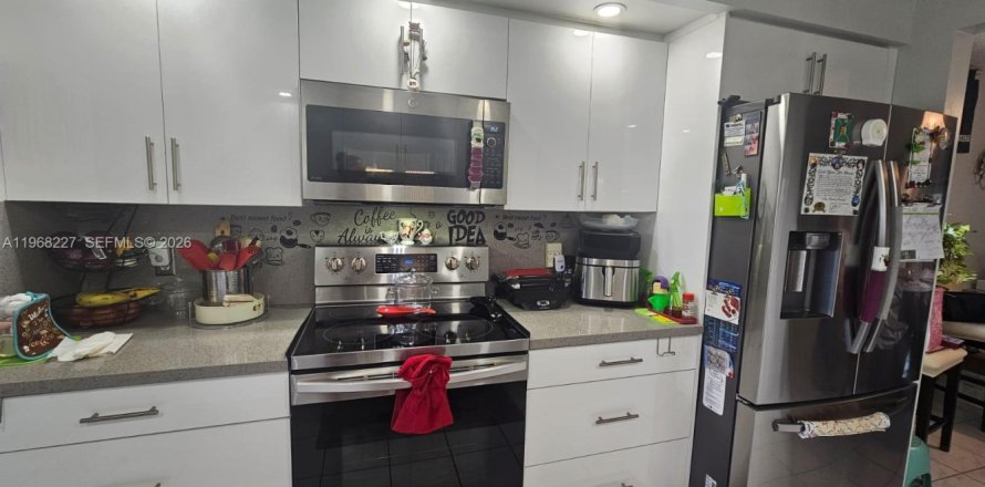 Condominio en Pembroke Pines, Florida, 2 dormitorios  № 2029417