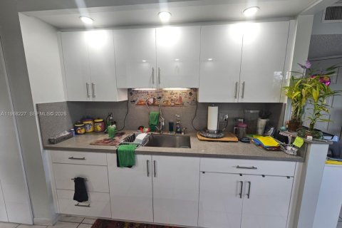 Condominio en venta en Pembroke Pines, Florida, 2 dormitorios, 142.42 m2 № 2029417 - foto 2