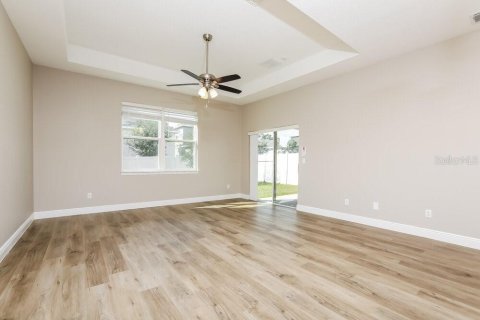 Casa en alquiler en Fruitland Park, Florida, 3 dormitorios, 152.92 m2 № 1914537 - foto 4