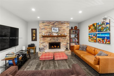 House in Coral Gables, Florida 3 bedrooms, 185.43 sq.m. № 2006737 - photo 20