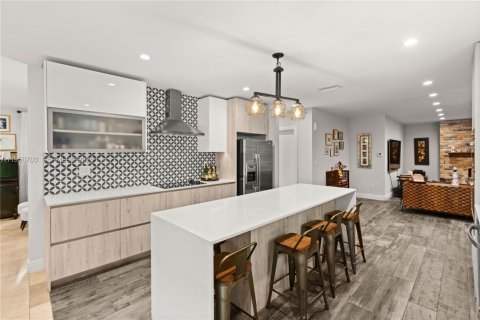 House in Coral Gables, Florida 3 bedrooms, 185.43 sq.m. № 2006737 - photo 12