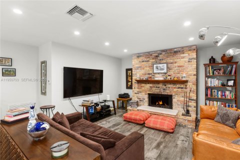 House in Coral Gables, Florida 3 bedrooms, 185.43 sq.m. № 2006737 - photo 18